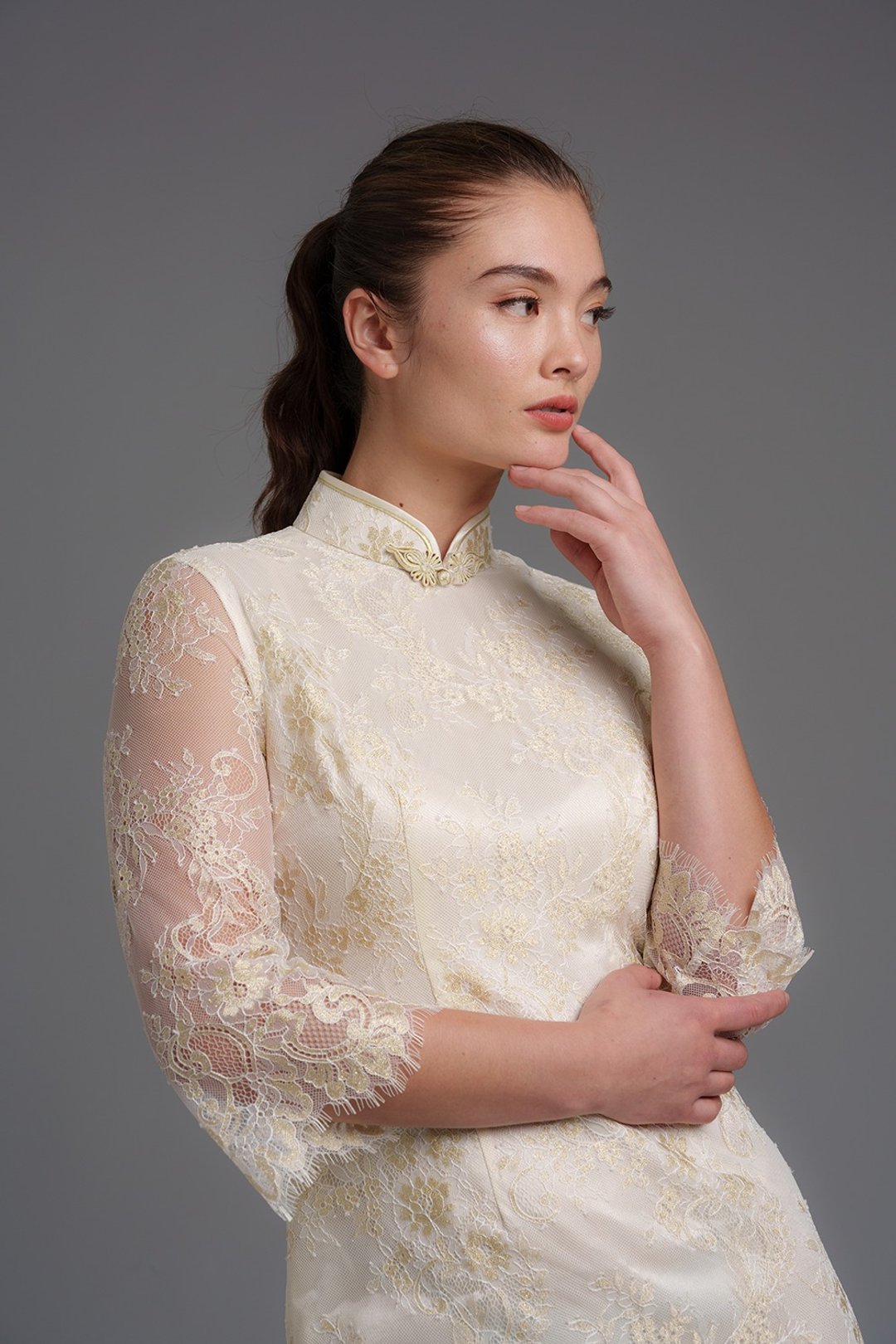 玫瑰铃中袖蕾丝旗袍 (白色) | 香港设计 | 奶奶裙 | 婚礼服饰 - 旗袍 - 聚酯纤维 金色