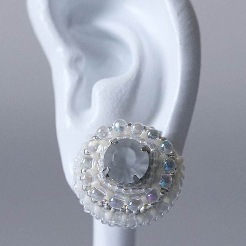 喋喋不休的耳夹/耳针 No.30 透明宝石缀饰 × 白色 × 银色 珠饰刺绣设计 大尺寸 医疗级不锈钢 金属配件可选 - 耳环/耳夹 - 玻璃 白色