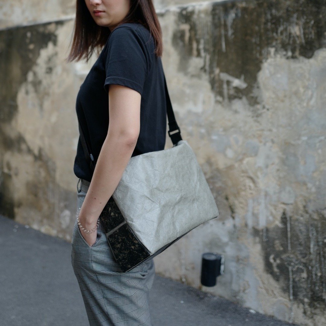 Tyvek crossbody bag with recycled leather - Lava gray/black - 侧背包/斜挎包 - 环保材料 灰色