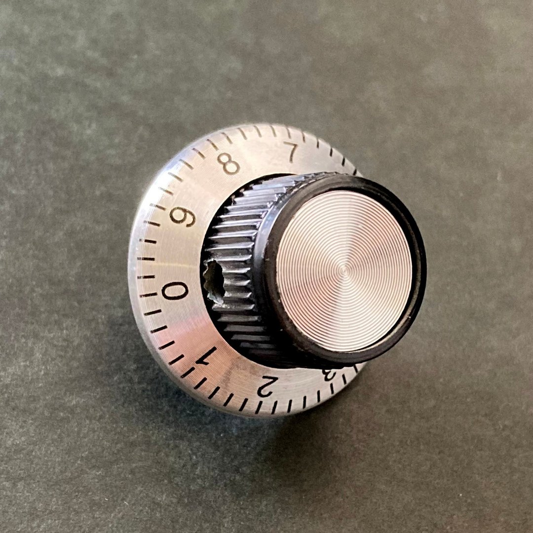 【徽章】旋钮造型音量旋钮徽章・ SKB Dial - 徽章/别针 - 塑料 银色