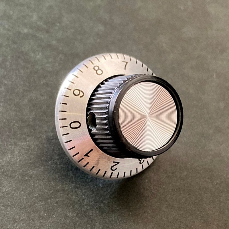 [徽章] 表盘式旋钮徽章 - SKB Dial - 徽章/别针 - 塑料 银色