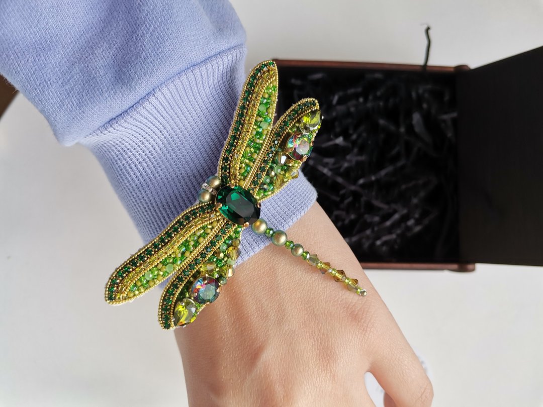 蜻蜓 Green Dragonfly jewelry brooch with crystals. - 胸针 - 其他材质 绿色