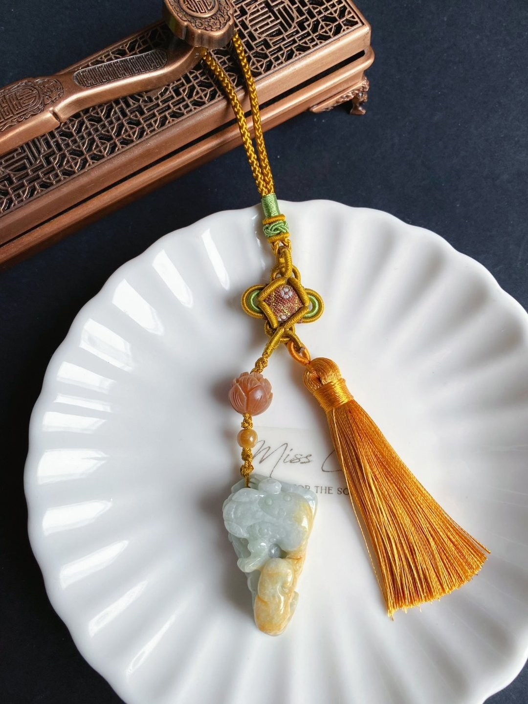 天然缅甸玉 翡翠 翘色巧雕 三脚金蟾 招财进宝 包挂 礼物 - 吊饰 - 玉石 黄色