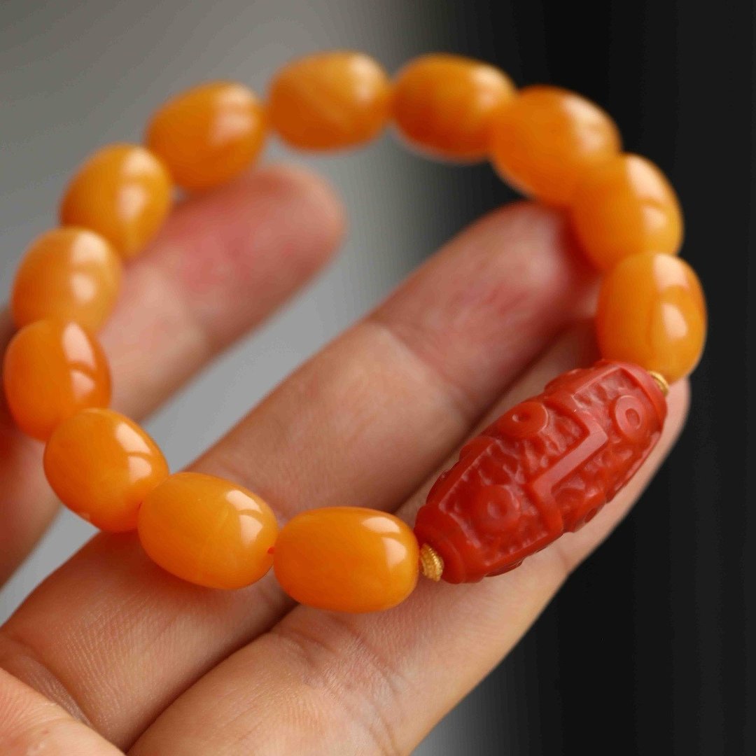 10mm回流天然鸡油黄蜜蜡 南红九眼天珠设计单圈素串手串 - 手链/手环 - 半宝石 黄色