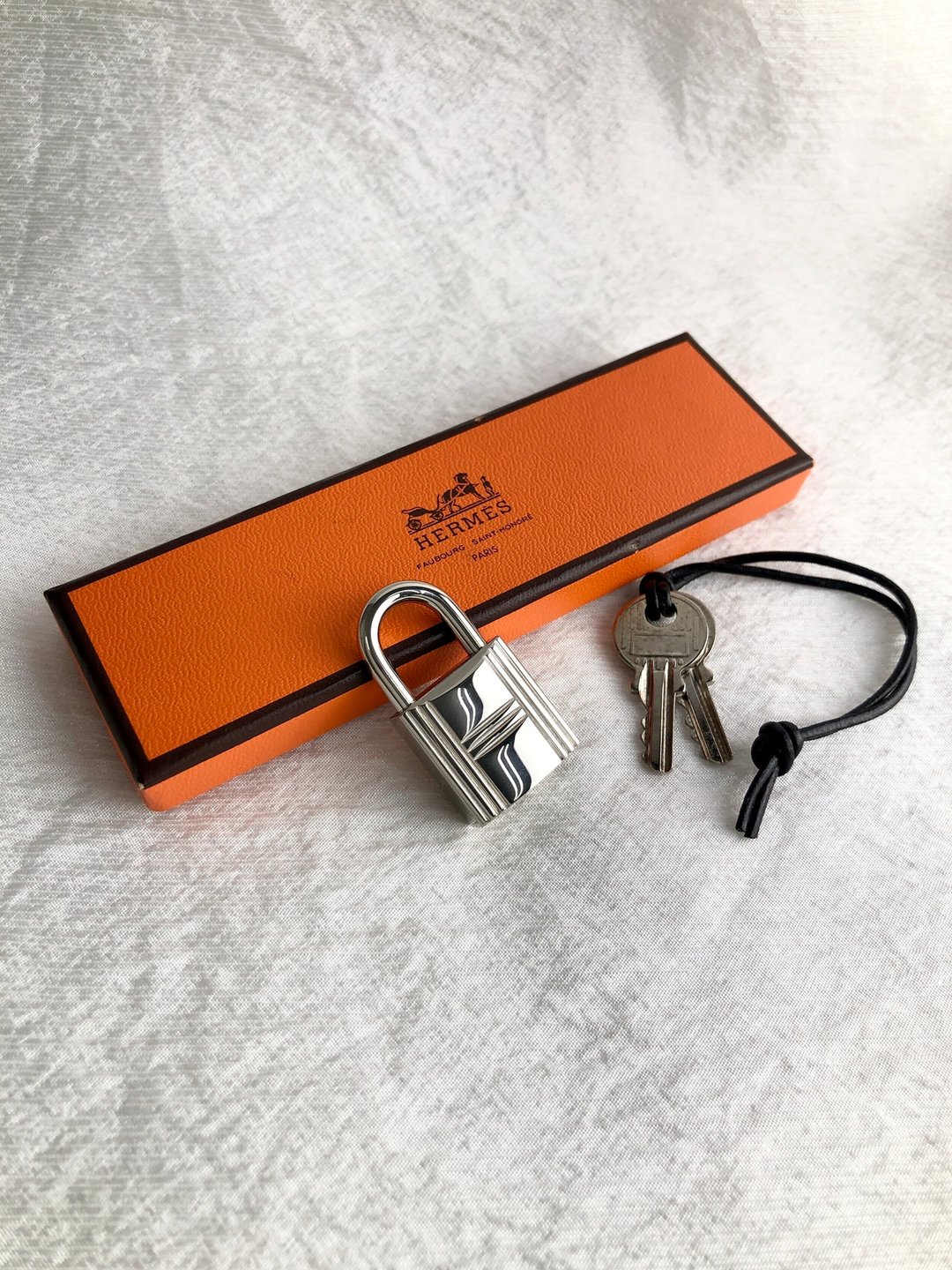【VintageShop solo 日本直送中古包专卖店】HERMES 爱马仕 钥匙 锁头 吊锁 银色 vintage 古着 经典 un7e4i - 其他 - 其他材质 银色