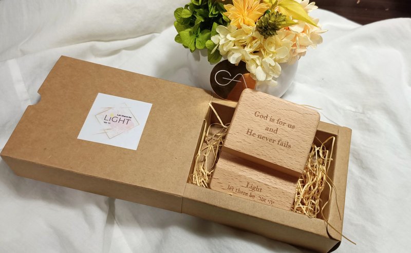 经文实木榉木IPAD手机架/福音礼品/基督教礼品/福音商品/受洗礼物 - 手机座/防尘塞 - 木头 