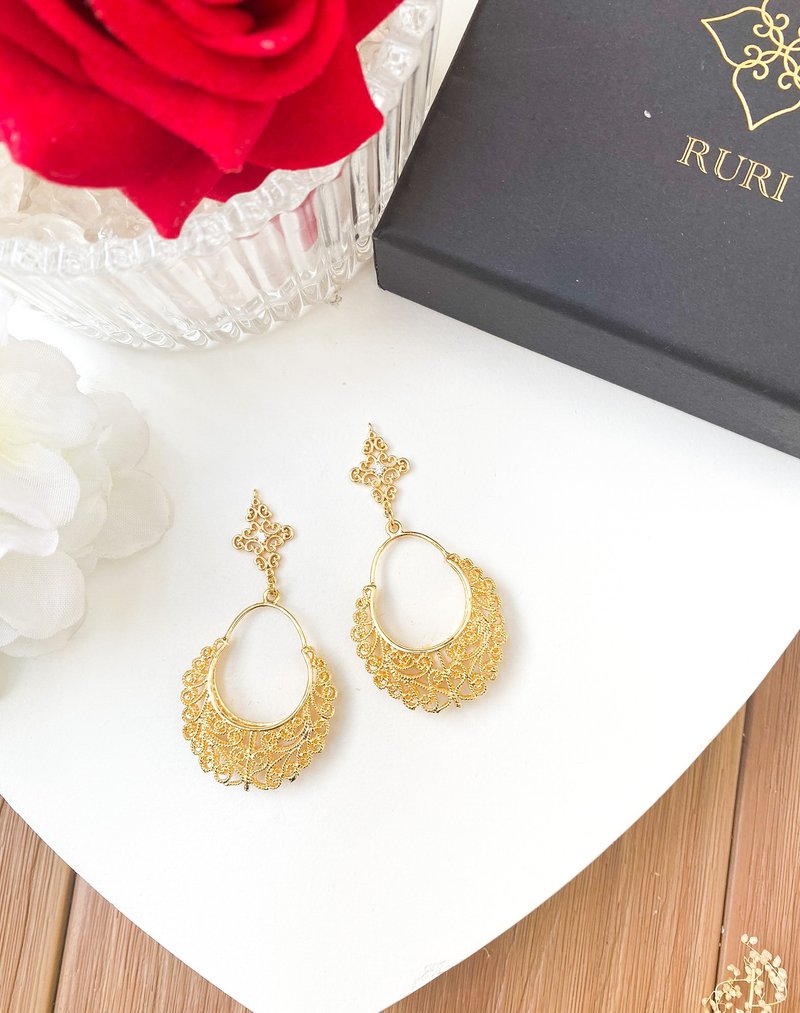RURI | 典雅镀金月形雕花 吊坠 耳环 耳夹 - 耳环/耳夹 - 铜/黄铜 金色