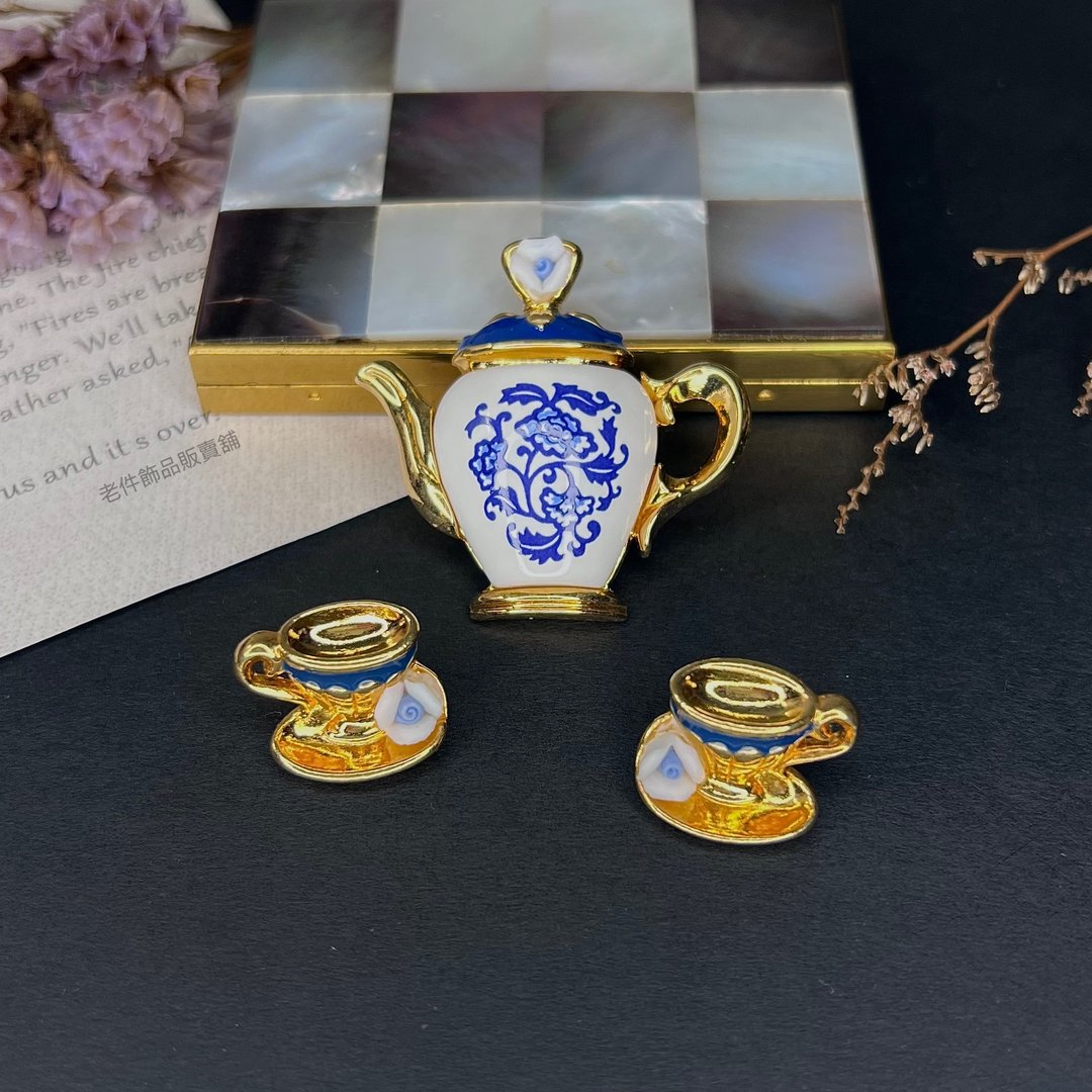 Avon 雅芳手捏陶茶壶茶杯 胸针耳针 - 耳环/耳夹 - 陶 白色