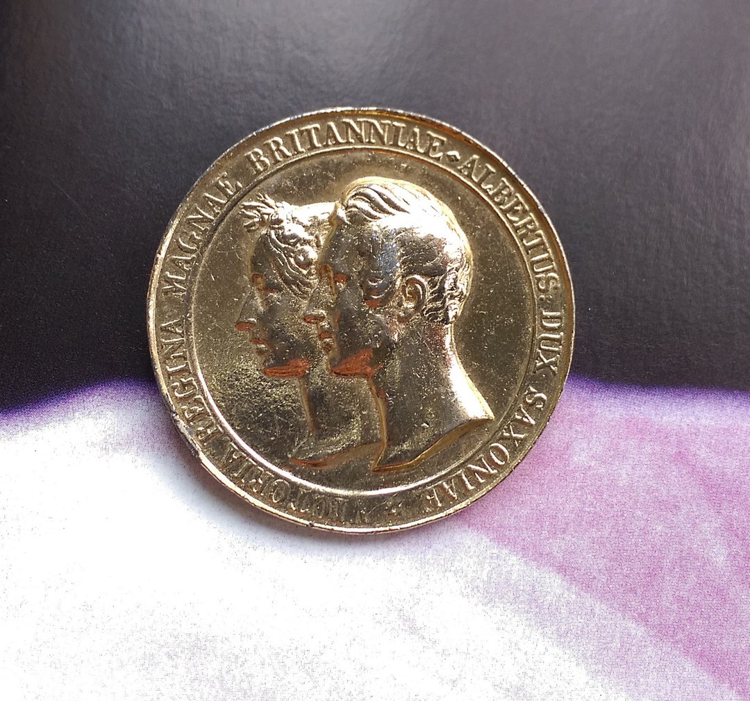 Vintage Jewelry  金色调  金币  别针  胸针 - 徽章/别针 - 其他材质 金色
