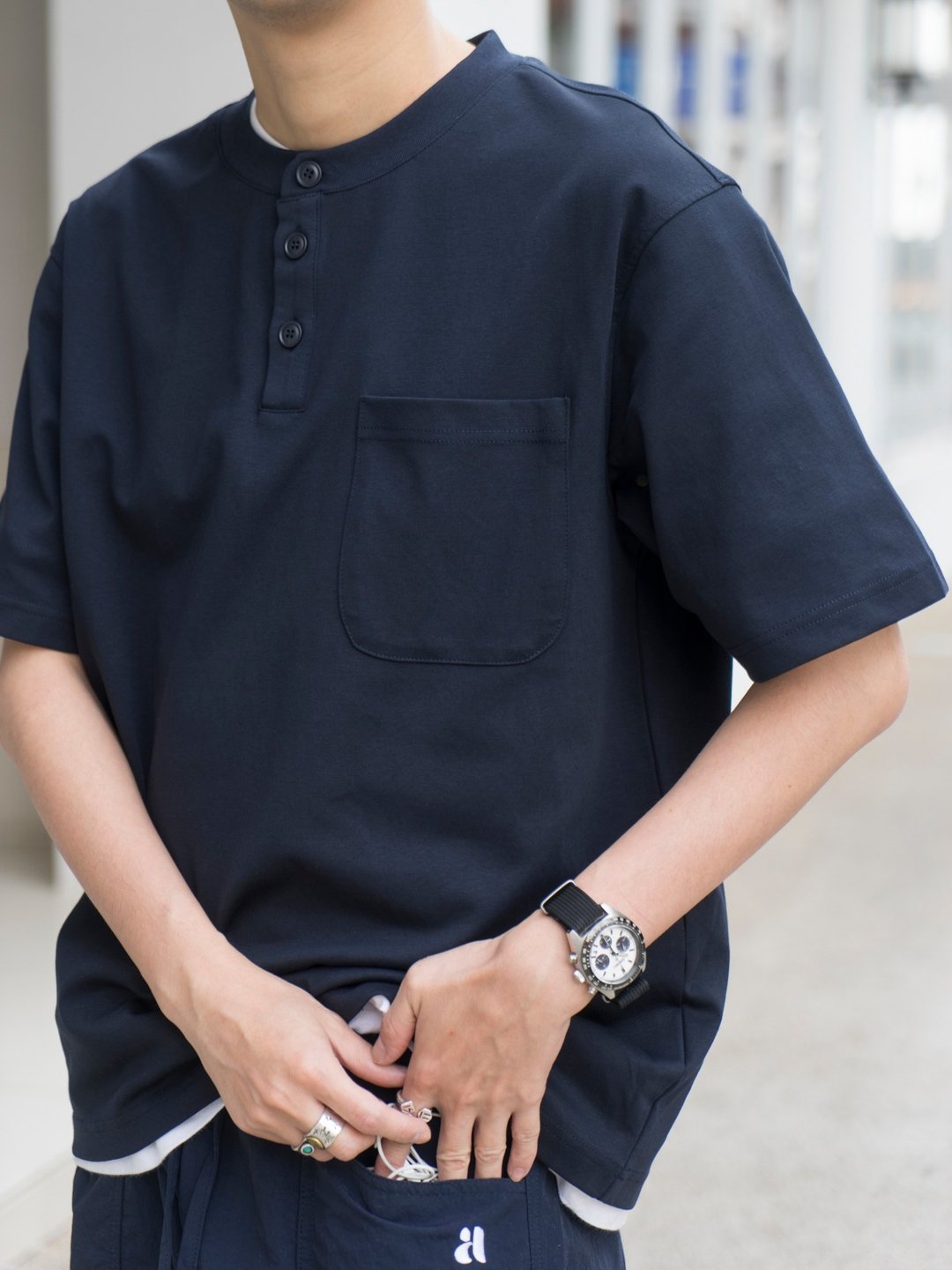 轻薄速干面料 海军蓝纯色基础款口袋亨利领T恤 - 男装上衣/T 恤 - 聚酯纤维 