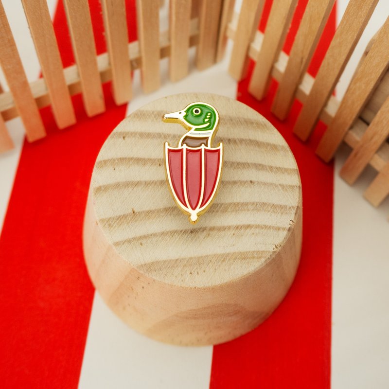 Duck Umbrella Enamel Pin - 胸针 - 其他金属 多色