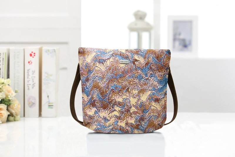 斜背包 防泼水 平织缇花 澜梦棕 安琪莉卡 - 侧背包/斜挎包 - 其他材质 