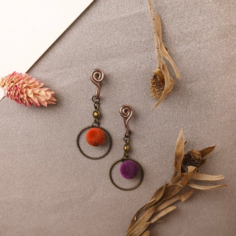 复古紫红毛球 不对称无痛耳夹 - 耳环/耳夹 - 其他金属 