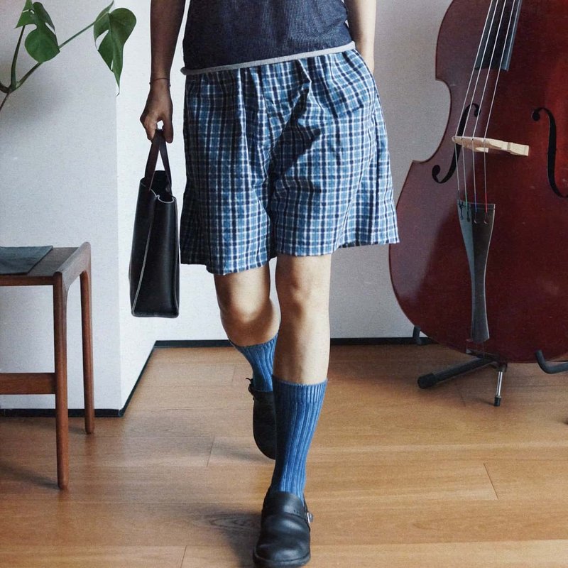 藍黑格純棉 夏季中性短褲 寬松格紋中褲五分褲 - 女装短裤 - 棉．麻 蓝色