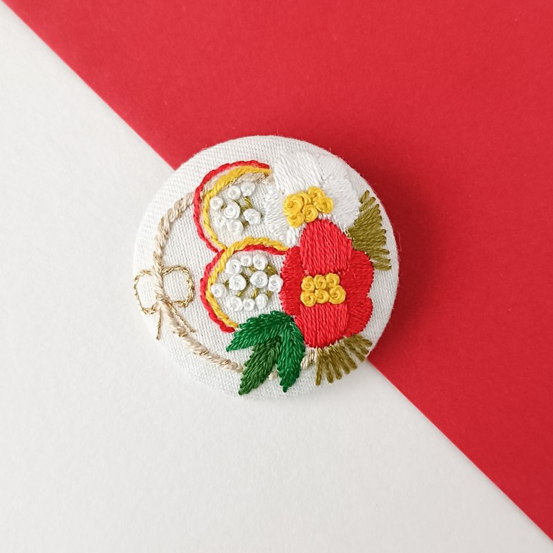 红白山茶花新年绳饰刺绣胸针 - 胸针 - 棉．麻 红色