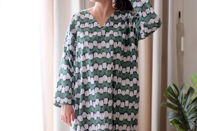 白郁金香 日式V领宽版长袖洋装 - 洋装/连衣裙 - 棉．麻 绿色