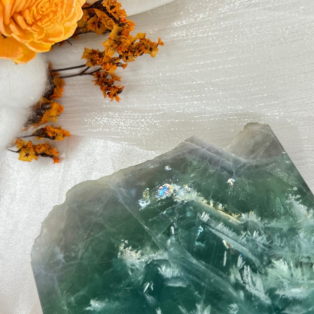 碧绿羽毛萤石片 山形千层 招财彩虹光 原矿矿缺 - 摆饰 - 半宝石 多色