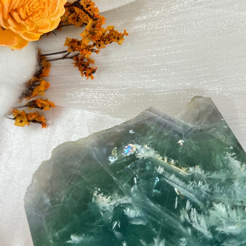 碧绿羽毛萤石片 山形千层 招财彩虹光 原矿矿缺 - 摆饰 - 半宝石 多色