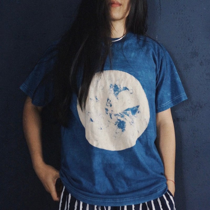 月亮藍 環保植物藍染短袖全棉T恤 圓形月球傳統型糊染 中性上衣 - 女装上衣 - 棉．麻 蓝色