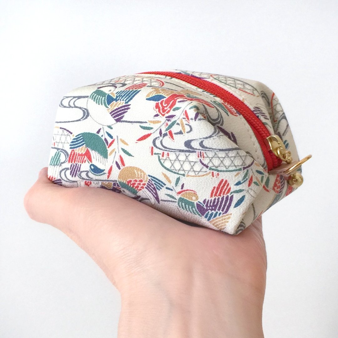 Pouch with Japanese Traditional Pattern, Kimono (Small) - Silk - 化妆包/杂物包 - 丝．绢 白色