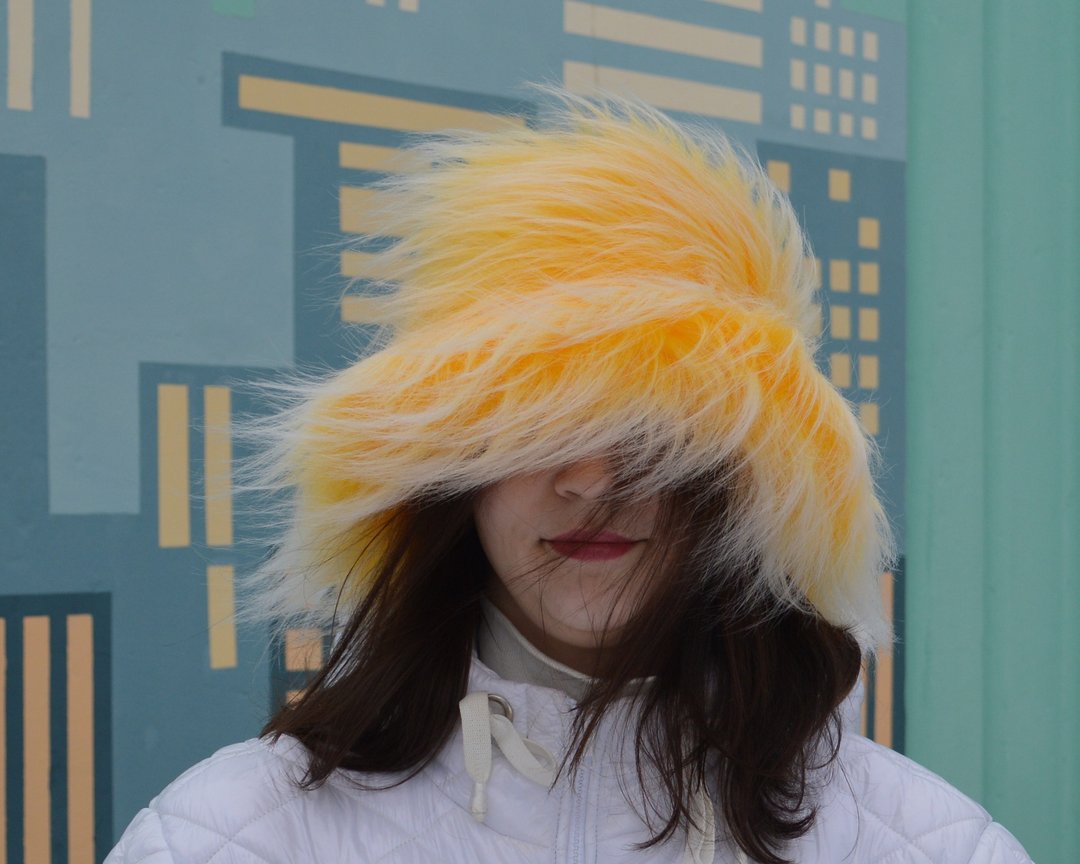 Yellow faux fur bucket hat. Festival fuzzy neon hat. Rave hat. Bright shaggy hat - 帽子 - 其他材质 黄色