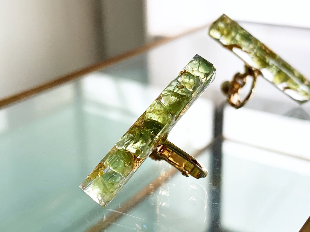 [Unisex] Peridot stud Clip-On that repel negatives [August birthstone] Men's mens unisex - 耳环/耳夹 - 树脂 绿色