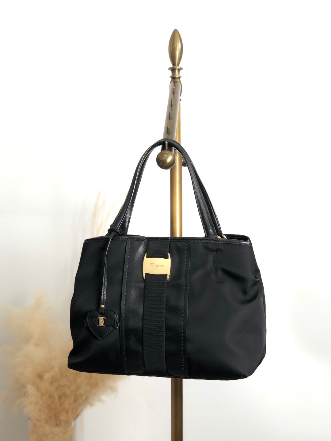【日本直送名牌中古包】Salvatore Ferragamo 手提包 黑色 Vara 蝴蝶结 桃心吊饰 尼龙 托特包 j8x8be - 手提包/手提袋 - 尼龙 黑色