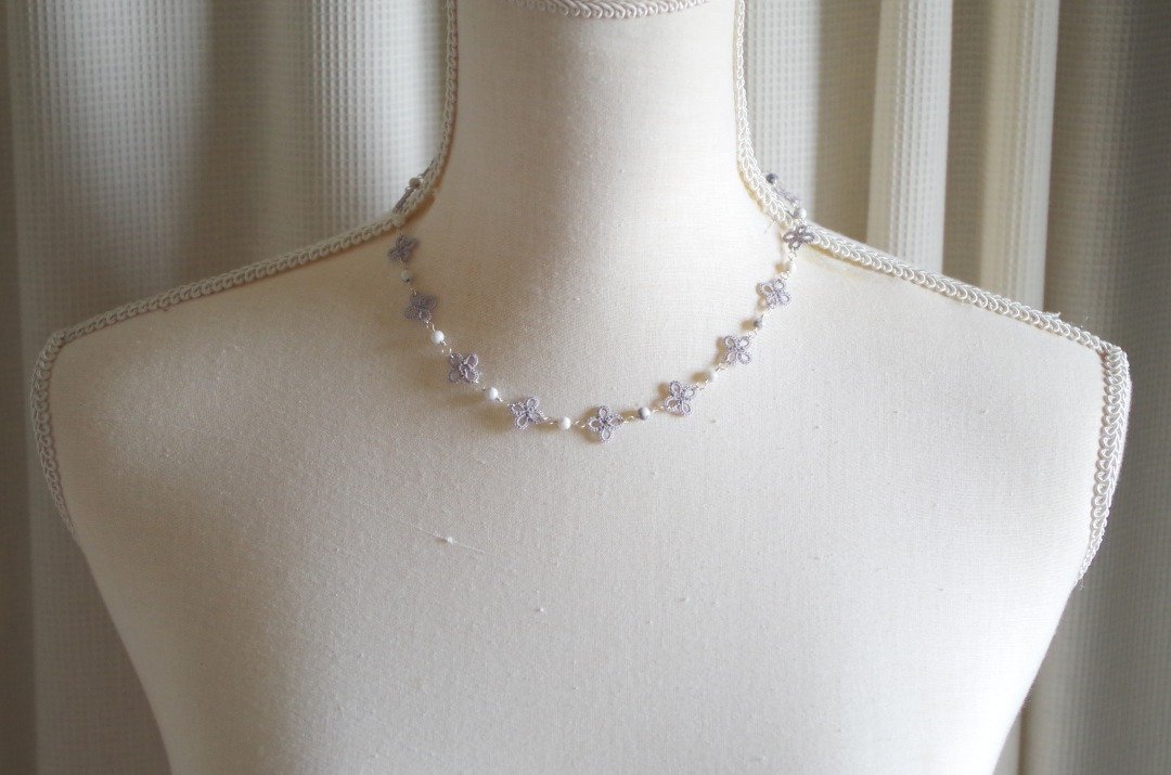 Tatting lace florets and howlite necklace - 项链 - 棉．麻 灰色