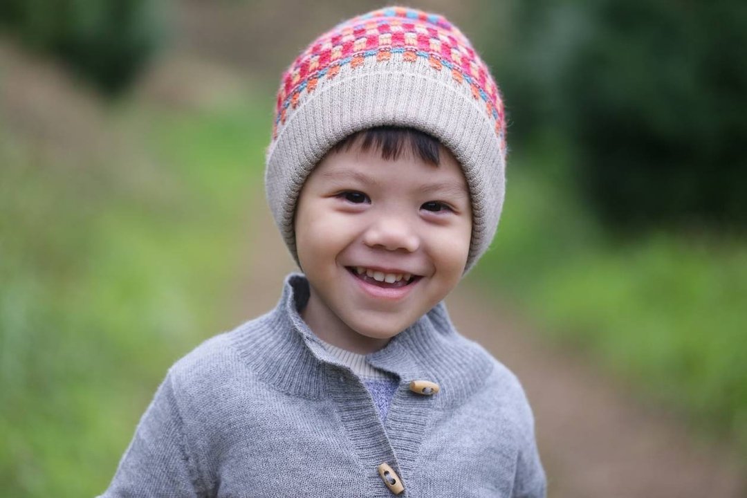【羊角叩叩】秘鲁手工100%幼羊驼牛角扣男童针织外套 - 童装外套 - 羊毛 灰色
