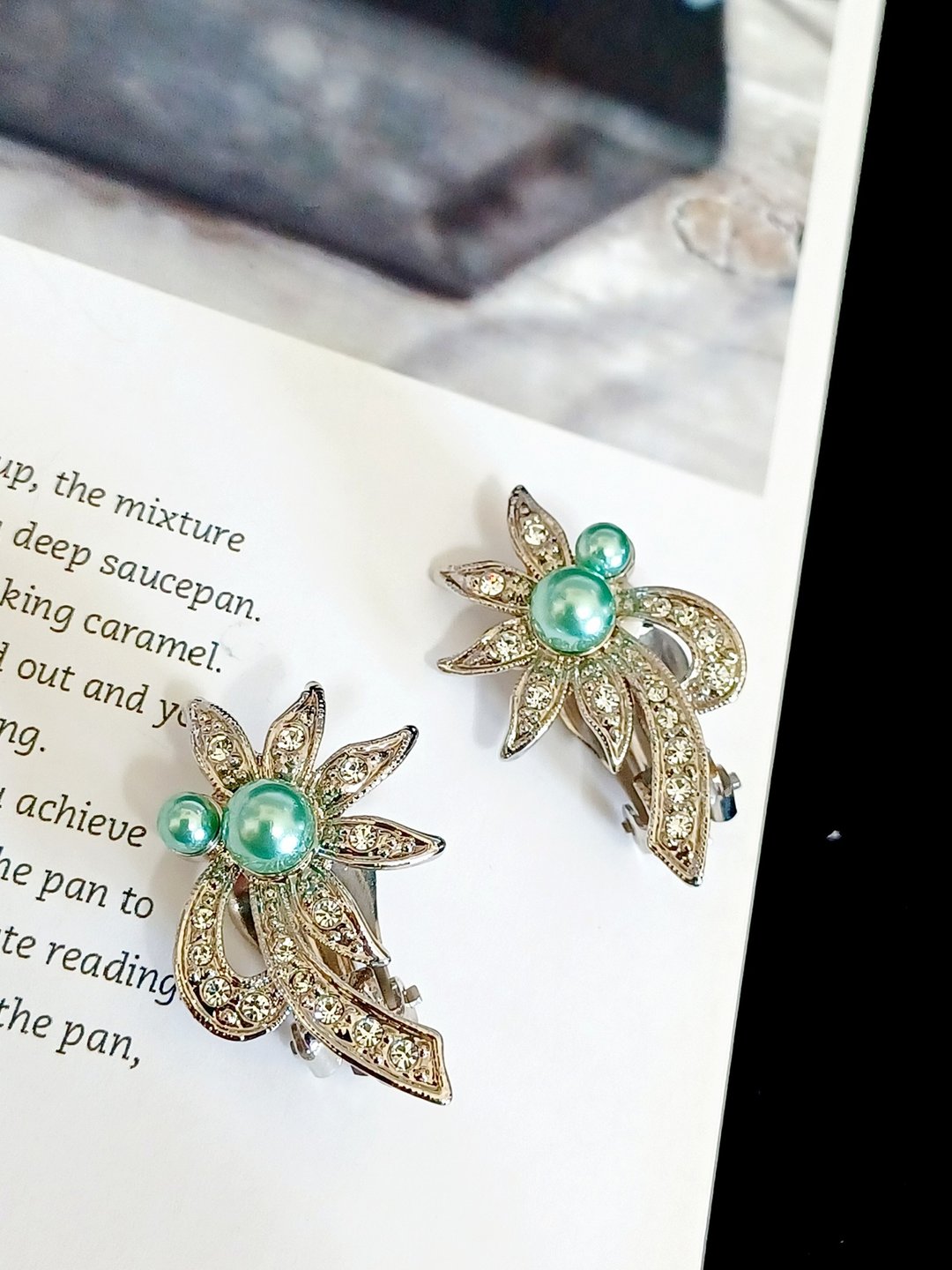 vintage jewelry  典雅翠绿珍珠立体花卉 夹式耳环 - 耳环/耳夹 - 其他金属 