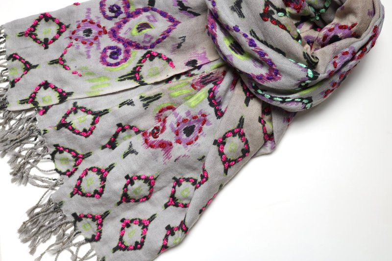 【圣诞礼物】喀什米尔羊绒羊毛混纺刺绣围巾披肩澎柔几何灰底菱 - 围巾/披肩 - 羊毛 灰色