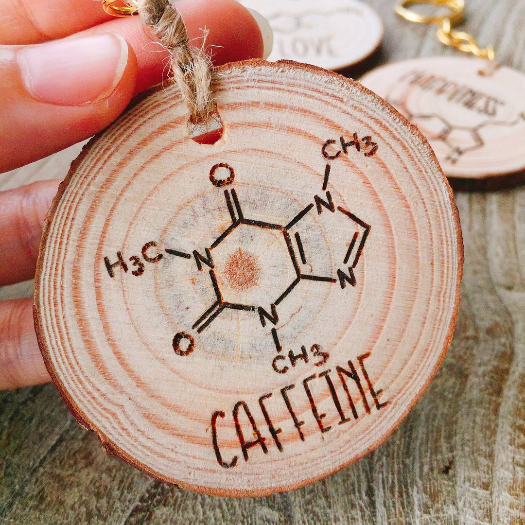 咖啡因-化学分子原木艺术钥匙扣。科学迷咖啡人个性木制钥匙圈。 - 吊饰 - 木头 
