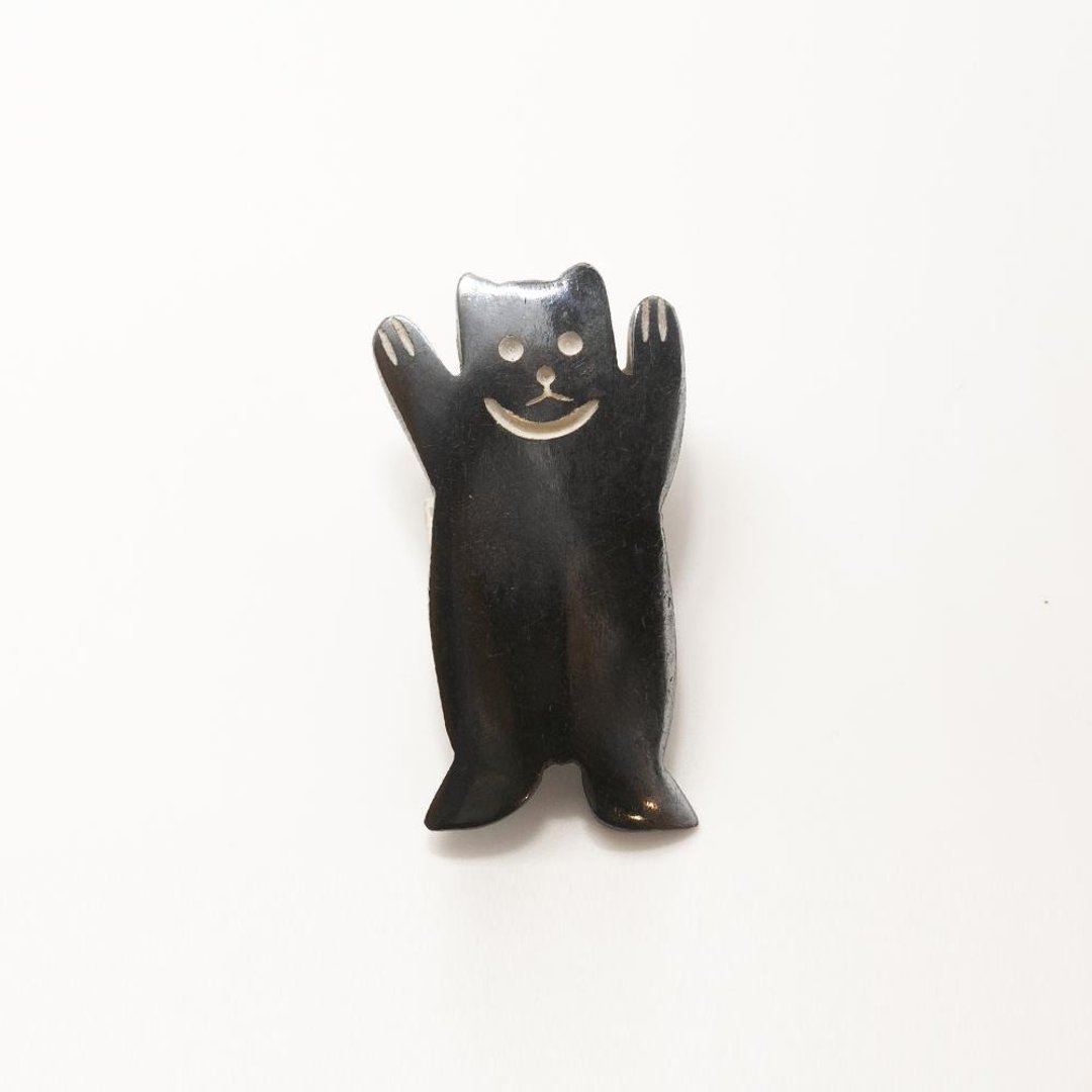 Buffalo bone brooch / Asiatic black bear - 胸针 - 环保材料 