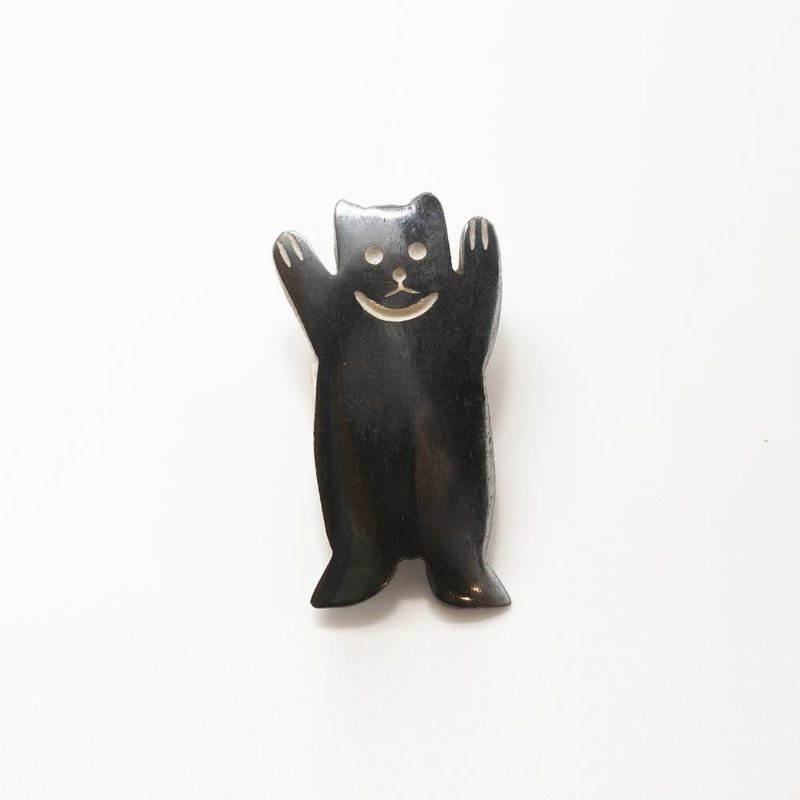 Buffalo bone brooch / Asiatic black bear - 胸针 - 环保材料 