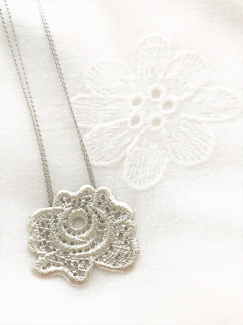 手作银饰-纯银蕾丝吊坠/胸针 - 项链 - 纯银 银色
