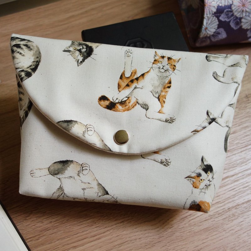 【喵-不要碰】化妆包 杂物包 收纳袋 猫 CAT - 化妆包/杂物包 - 棉．麻 卡其色