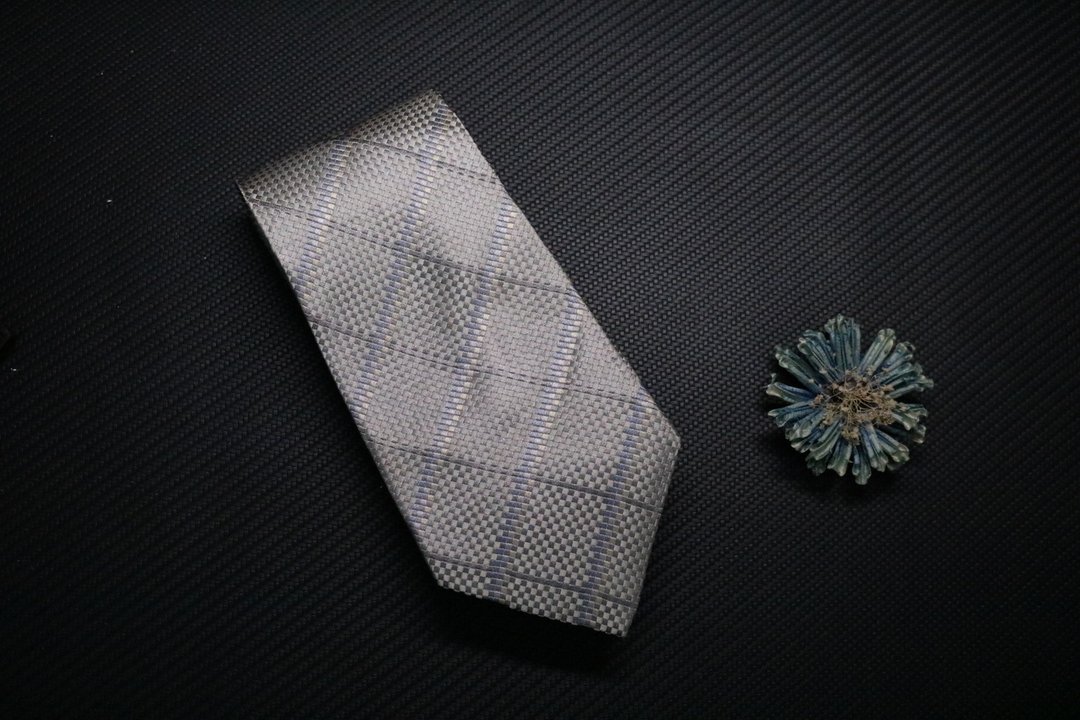淡蓝色格纹真丝领带/高端商务绅士necktie - 领带/领带夹 - 丝．绢 蓝色