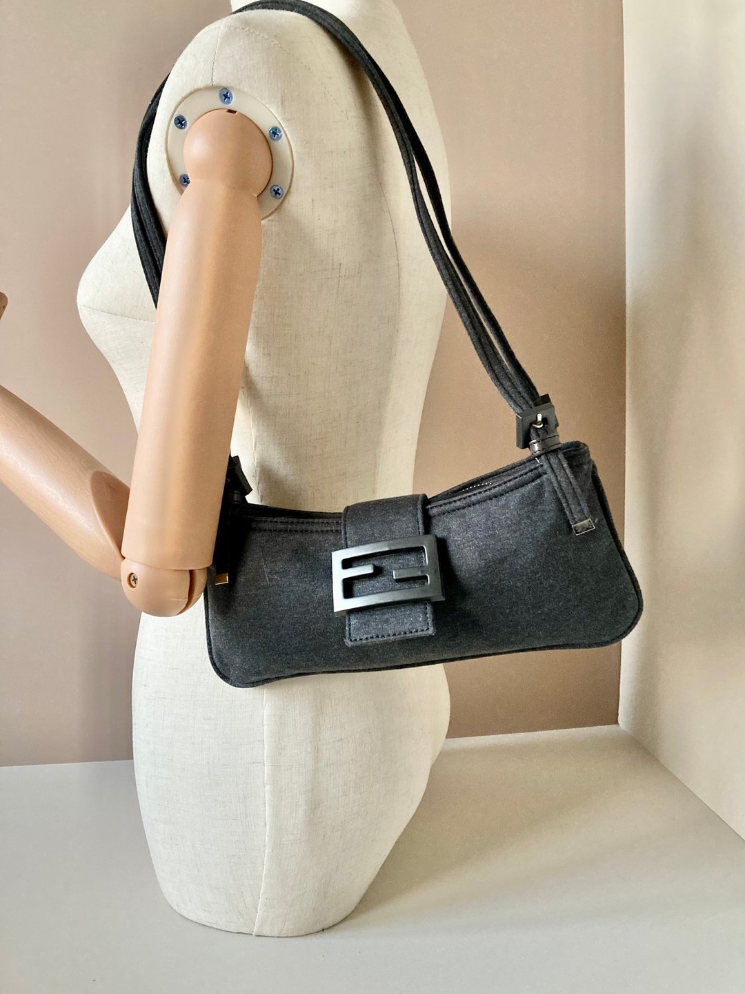 【特选货品】中古二手 Fendi 灰色腋下单肩侧背背挎法棍小包手袋 - 侧背包/斜挎包 - 防水材质 灰色