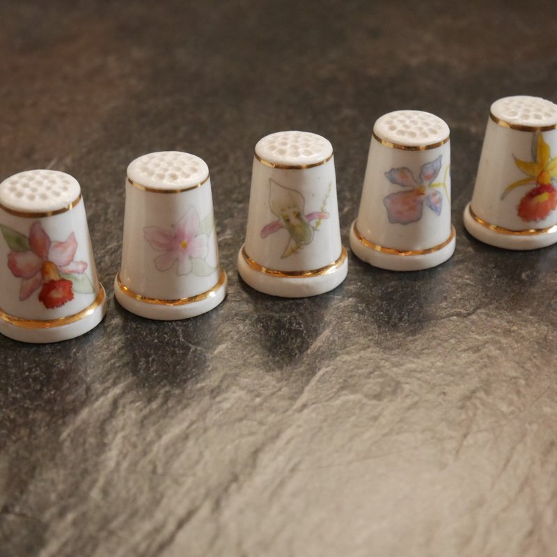 老杂货古董 新西兰 骨瓷 顶针 花造型 共五个 W58 - 摆饰 - 其他金属 白色