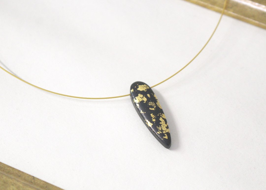 Lacquer sora necklace (gold color) - 项链 - 宝石 黑色