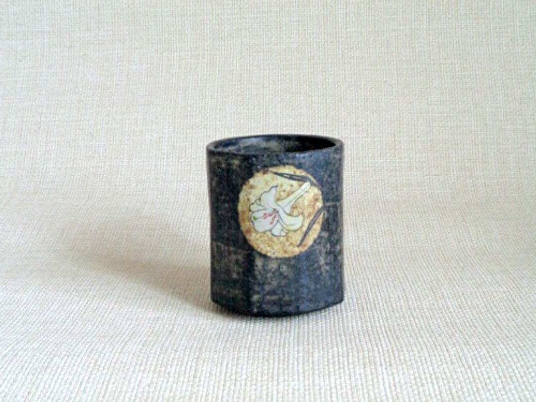 Octagonal chamfered teacup round window lily b - 咖啡杯/马克杯 - 陶 黑色