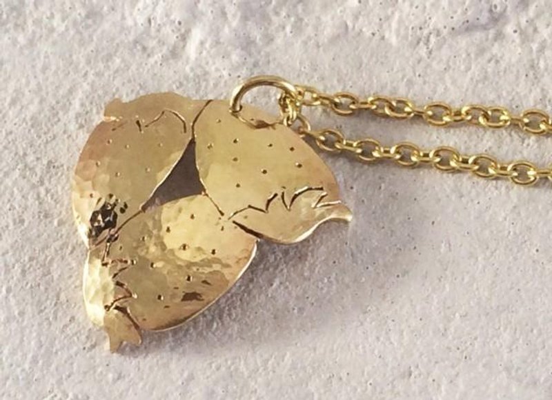 Strawberry Chan ☆ Brass Pendant - 项链 - 其他金属 