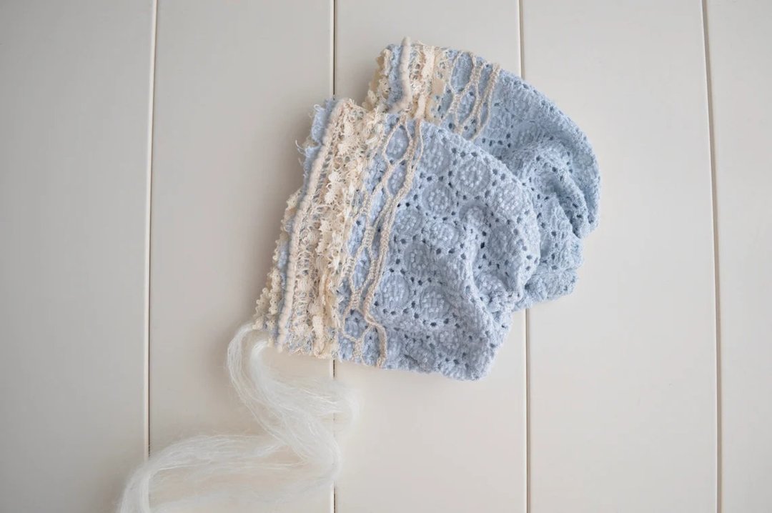 Newborn girl lace blue and beige bonnet photo prop. Baby girl textured hat photo - 其他 - 棉 蓝色