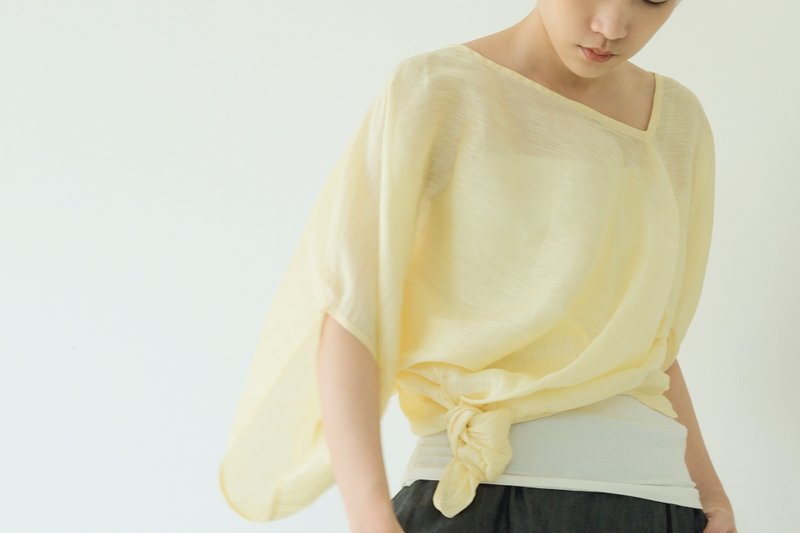 川 衣 WEAR BEING  斜领不规则上衣 淡黄丝 - 女装 T 恤 - 丝．绢 黄色