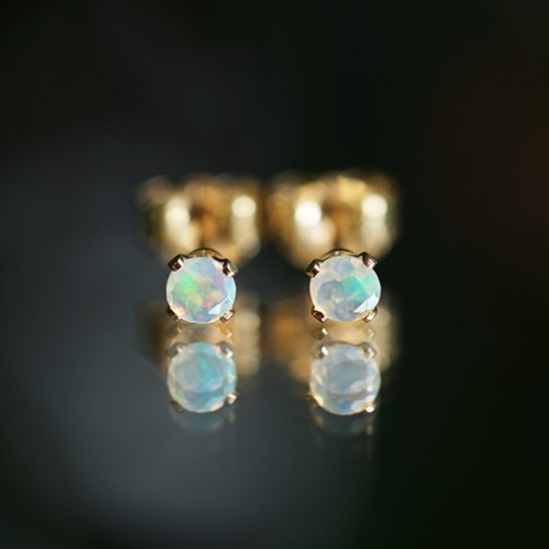 Opal 3mm Stud Earrings Esperanza - 耳环/耳夹 - 宝石 白色