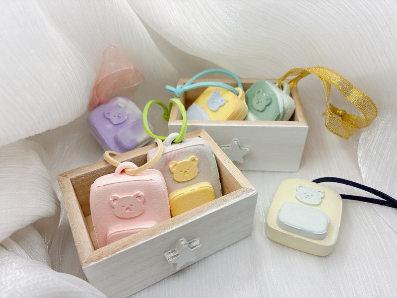 手作 扩香挂饰 疗愈小书包 - 香薰/精油/线香 - 其他材质 多色