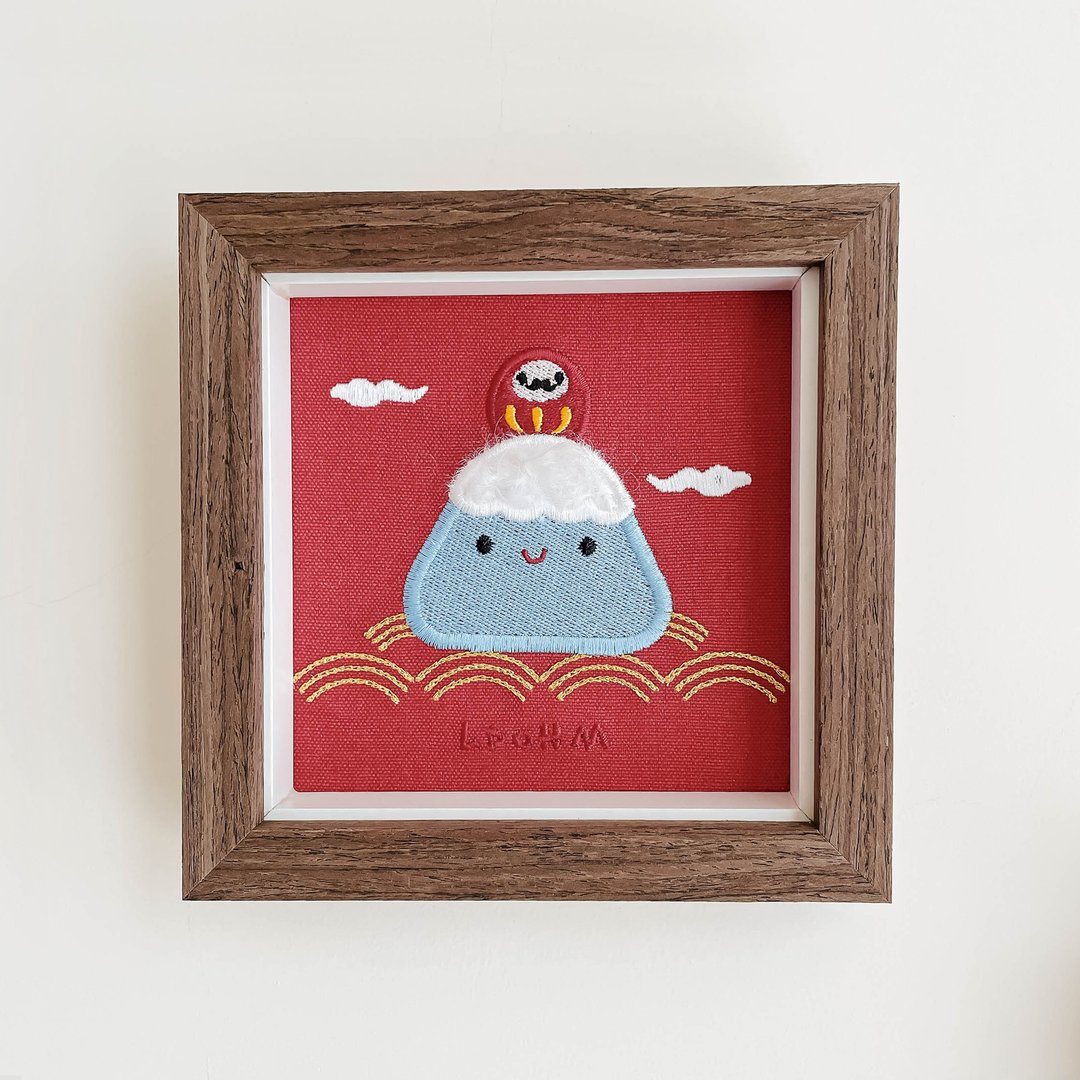 【招福吉祥】达摩富士山刺绣画|实木|阖家平安 金榜题名 - 画框/相框 - 棉．麻 黄色