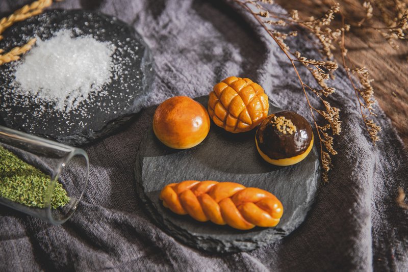 【手感台湾】Ljcx 面包金贺架 | 古早味经典面包手机架/名片架 - 手机座/防尘塞 - 其他材质 