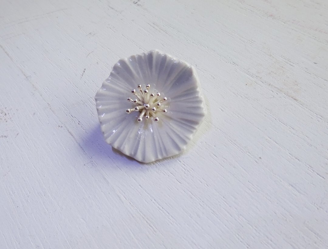 Flower broach Miyakowasure ice color - 胸针 - 陶 白色