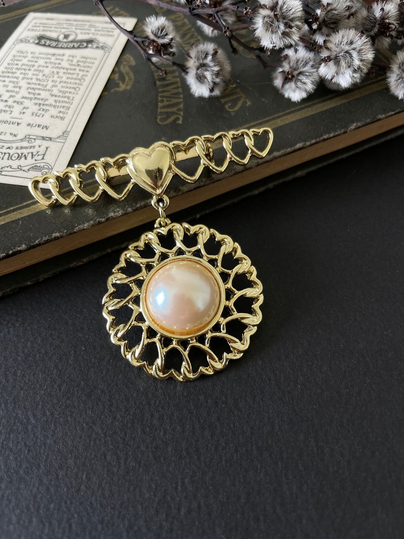 古董Vintage 复古 古着 金色 爱心 垂坠 珍珠 圆形  别针 B86 - 胸针 - 其他金属 金色